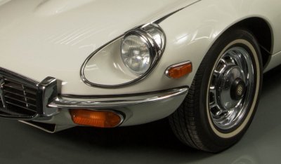 Jaguar E-Type 1971 headlight closeup view